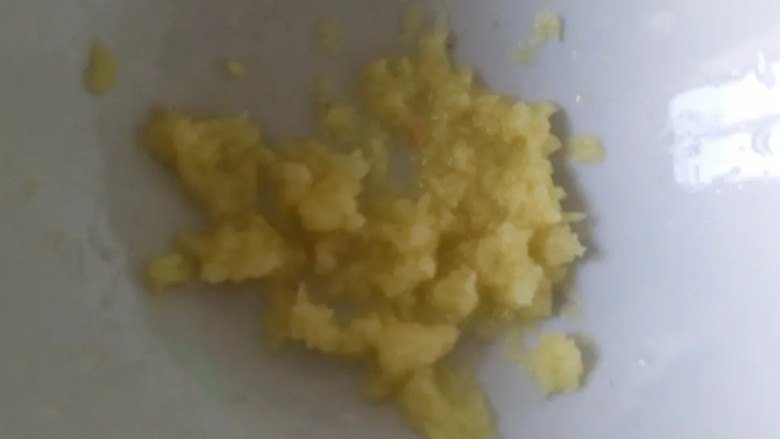 娃娃菜炒木耳,擦泥,同时准备好蒜泥、葱花