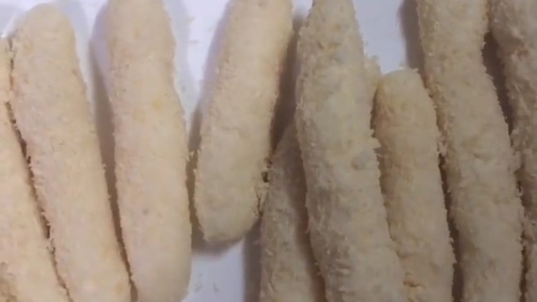 炸山药,在搓成长剂子，先沾蛋液后沾面包糠。