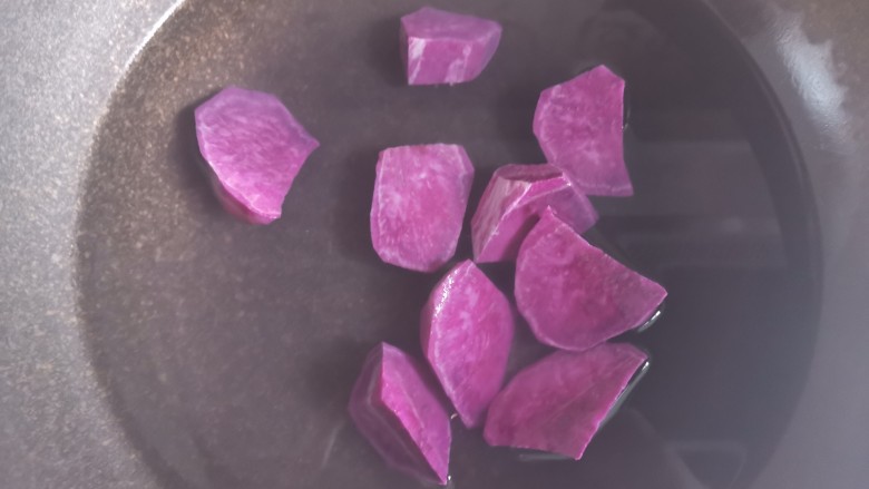 紫薯柠檬冻撞奶,锅里加入清水和紫薯,大火煮开