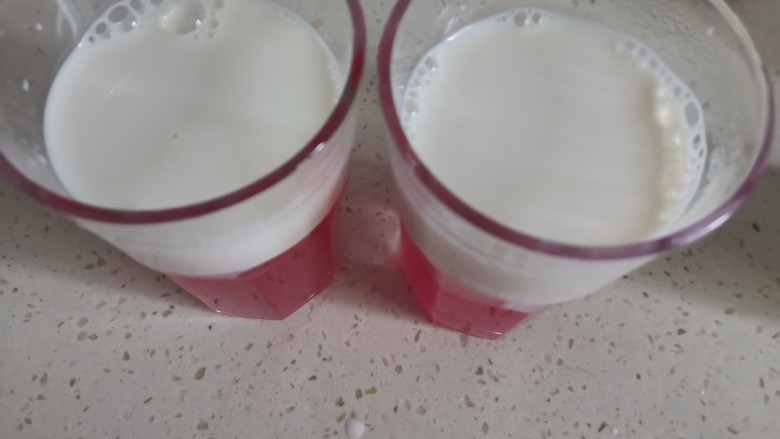 紫薯柠檬冻撞奶,晾凉凝固后,加入<a style='color:red;display:inline-block;' href='/shicai/ 219'>牛奶</a>