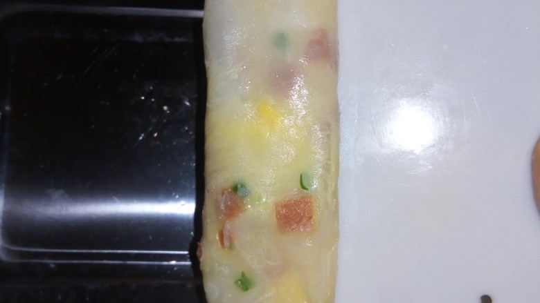 鸡蛋肠粉,肠粉冷却后,用刮板取出。