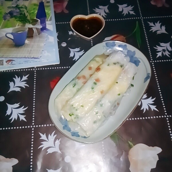 鸡蛋肠粉,淋上酱汁,滋味更好。