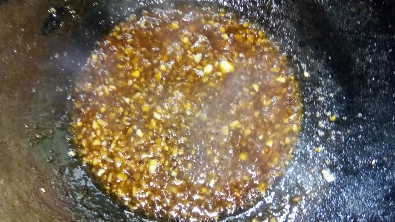 鸡蛋肠粉,加入调好的酱汁,煮开。