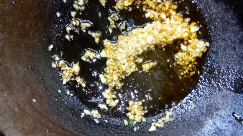 鸡蛋肠粉,炒锅加油烧热后放入蒜蓉,炒香。