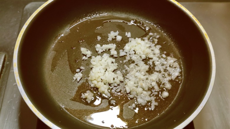 蒜蓉菜心,起油锅放入食用油,油热后放入蒜碎炒出香味。