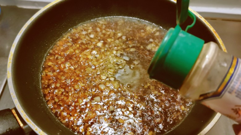 蒜蓉菜心,放入胡椒粉增香,翻拌均匀关火出锅。