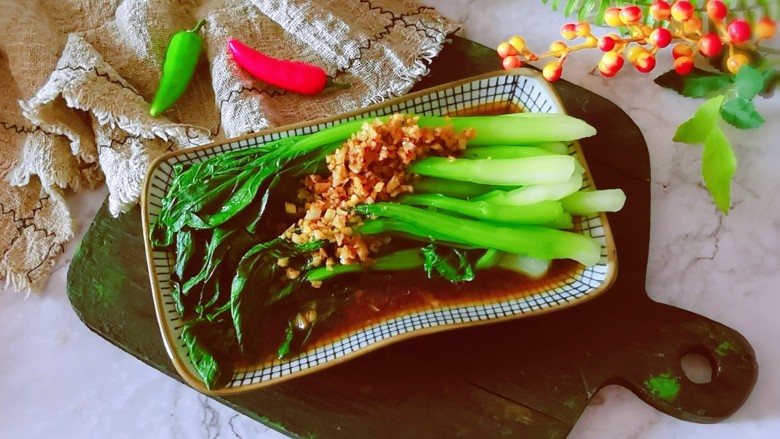 蒜蓉菜心,汤汁浇到菜心上,上桌即食。