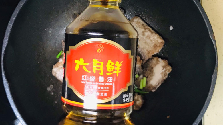 炖带鱼,加入带鱼,淋入<a style='color:red;display:inline-block;' href='/shicai/ 762'>老抽</a>上色