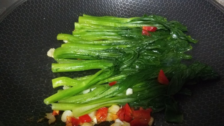 蒜蓉菜心,倒入菜心加入<a style='color:red;display:inline-block;' href='/shicai/ 788'>生抽</a>,盐。