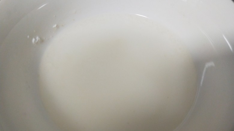 蒜蓉菜心,碗中加入淀粉,鸡精,水搅拌均匀倒入锅中。