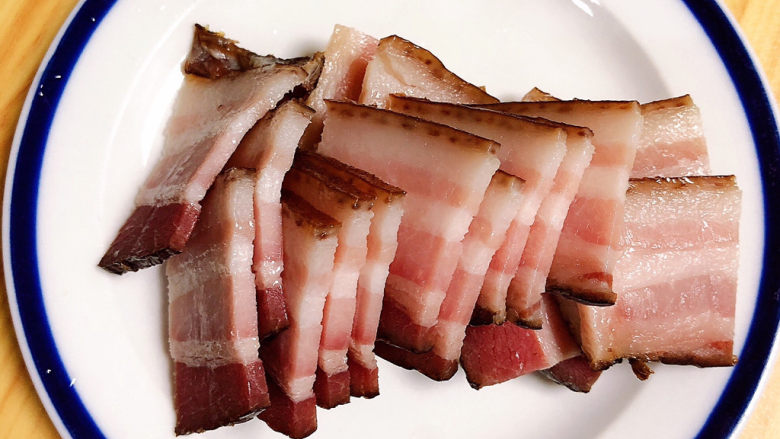 石锅豆腐,再准备好一些<a style='color:red;display:inline-block;' href='/shicai/ 436'>腊肉</a>,切片儿待用。