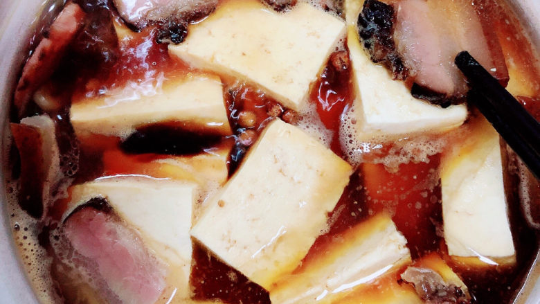 石锅豆腐,砂锅盖盖儿,小火炖煮10分钟。