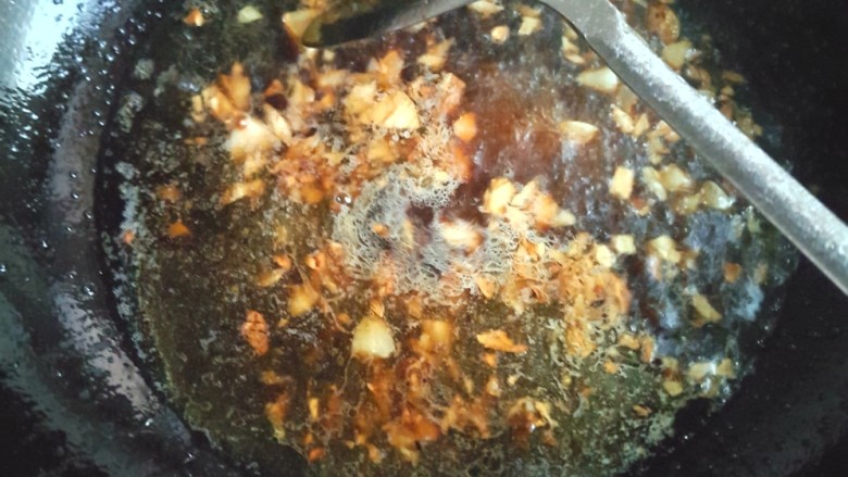 蒜蓉菜心,加入酱油,蚝油。料酒,香油。再加入一些水。待水烧开。