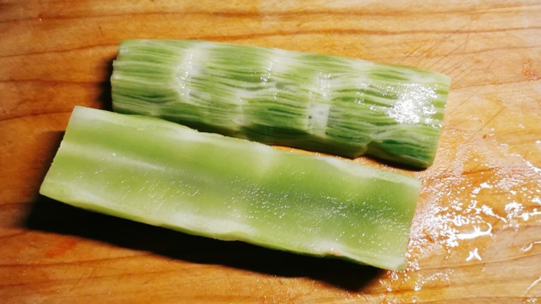 番茄炒莴笋,<a style='color:red;display:inline-block;' href='/shicai/ 124'>莴笋</a>去皮,对半切开。