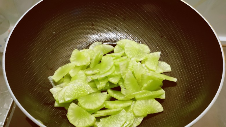 番茄炒莴笋,起油锅放入2勺食用油,油热后放入莴笋片。