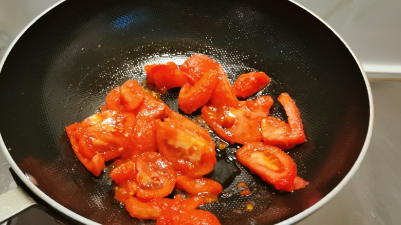 番茄炒莴笋,锅中留下底油,再加入1勺食用油继续加热,放入番茄翻炒。