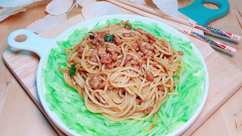 卤面条,配上黄瓜丝,超级清爽。