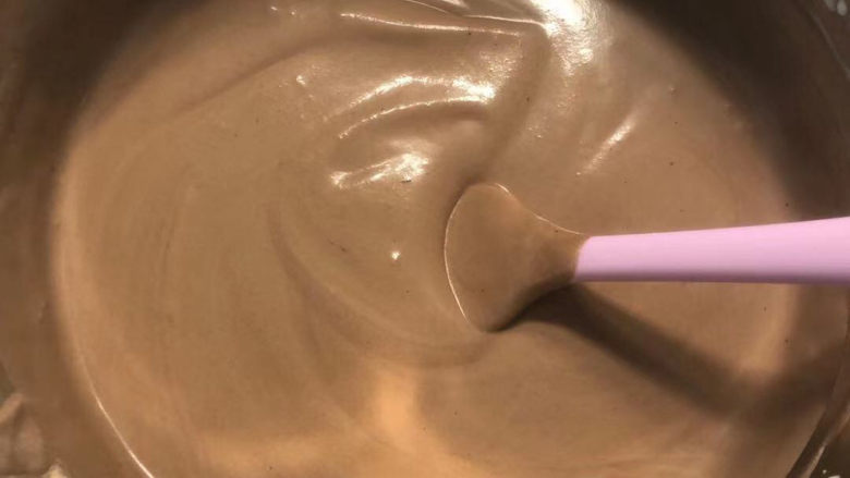 巧克力慕斯蛋糕,最后全部翻拌均匀,倒入到转换奥奥碎的模具里,冰箱冷藏至少4个小时。