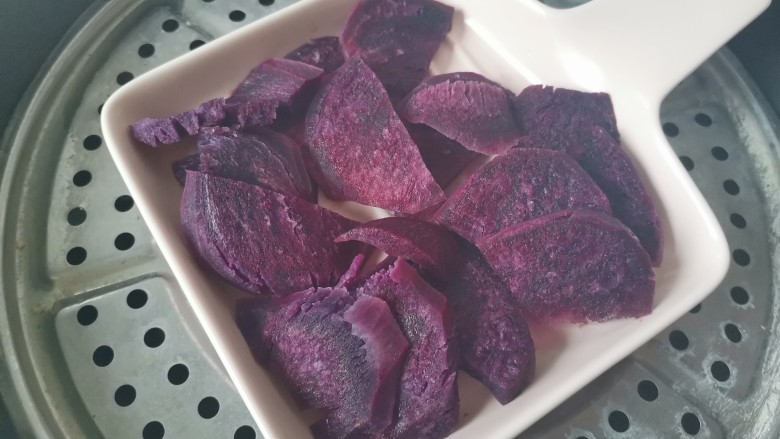 紫薯奶昔(低卡减脂),然后把紫薯装入盘中上锅蒸熟