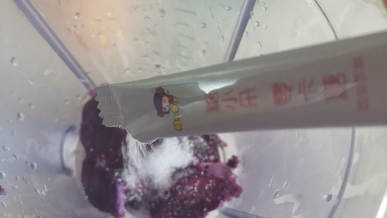 紫薯奶昔(低卡减脂),晾上至温热后,放入料理机加入糖小朵零卡糖