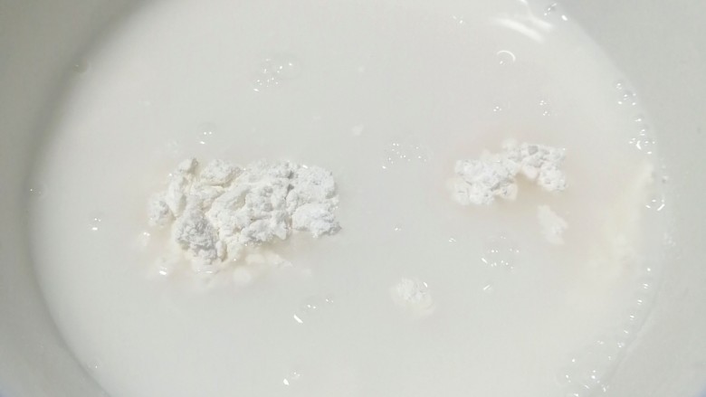 鸡蛋肠粉,加入清水和盐
