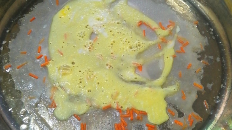 鸡蛋肠粉,盖上盖,蒸2分钟
