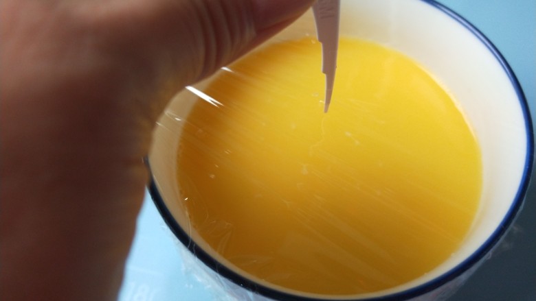 水嫩蒸蛋,中间扎针。