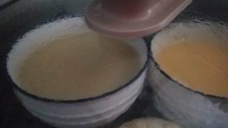 水嫩蒸蛋,两个人就蒸两碗,开水下锅蒸八分钟即可。