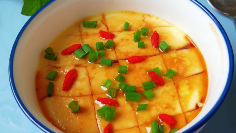 水嫩蒸蛋,在撒上葱花,枸杞。
