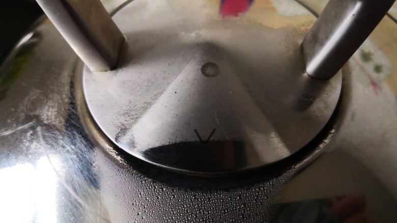 鸡蛋卷土豆泥,盖上锅盖大火蒸20分钟(这个时间根据土豆的薄厚程度而定)