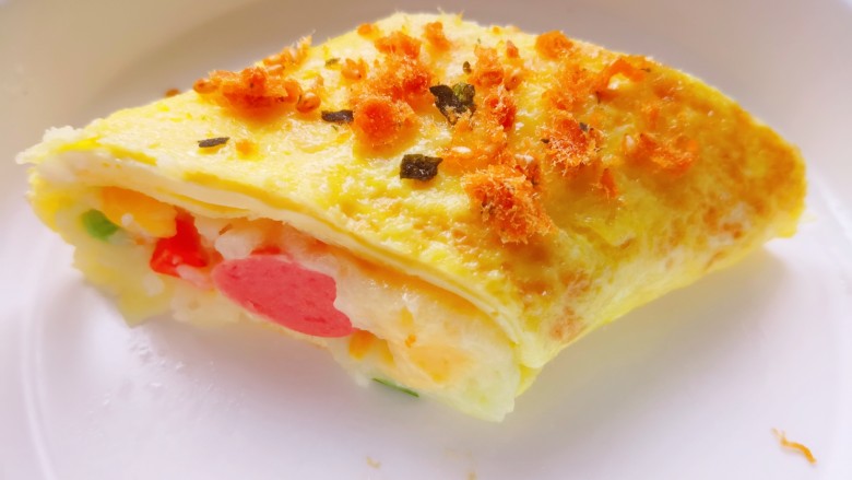 鸡蛋卷土豆泥,用刀切成段,撒上适量的海苔<a style='color:red;display:inline-block;' href='/shicai/ 432'>肉松</a>