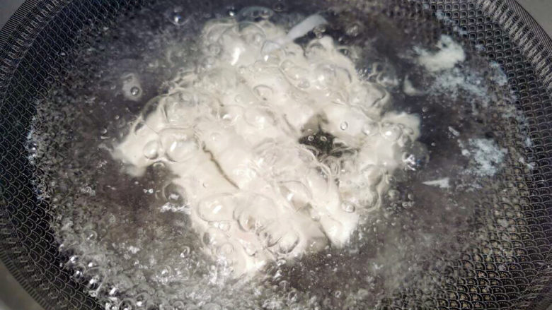 炸山药,煮约5分钟左右,断生即可