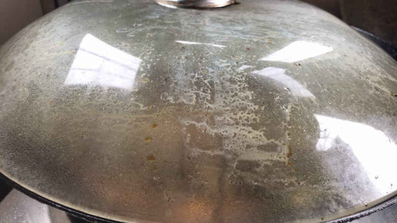 葱烤鲫鱼,盖上锅盖,中火烧5分钟