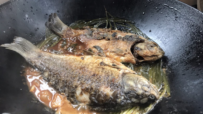 葱烤鲫鱼,5分钟后开盖,大火收汁即可