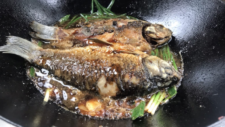 葱烤鲫鱼,再加入适量清水,开大火