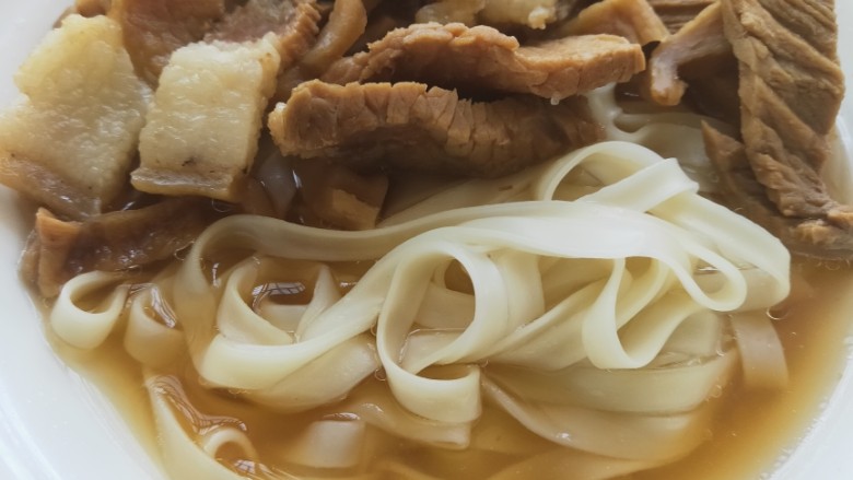 卤面条,再把巨好的汤淋在面条上,再把卤肉菜埔捞起放在面条上