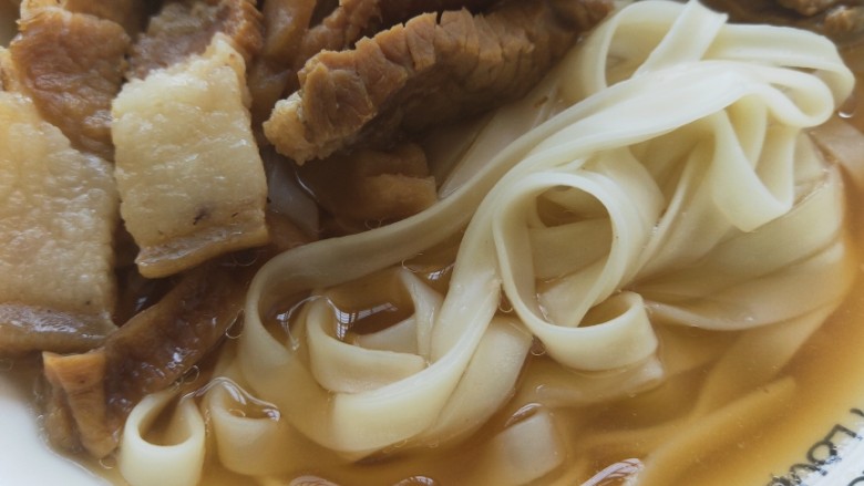 卤面条,肉眼可见的汤与面条先把面条煮熟在淋入卤汤是使面条更好吃,煮出来不黏糊