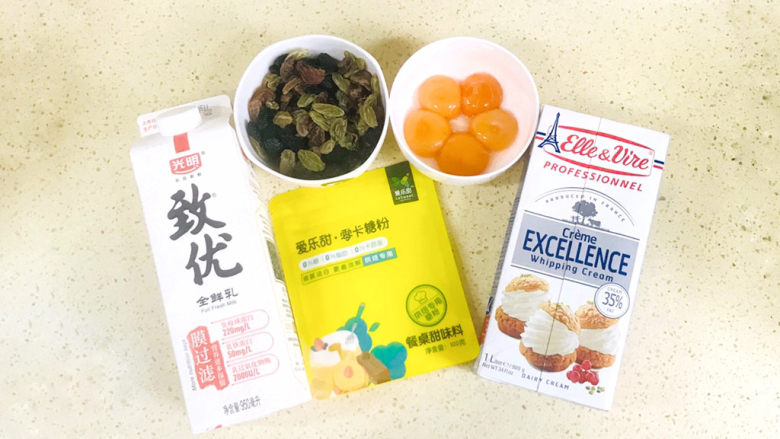 奶油葡萄干冰激凌,准备好食材