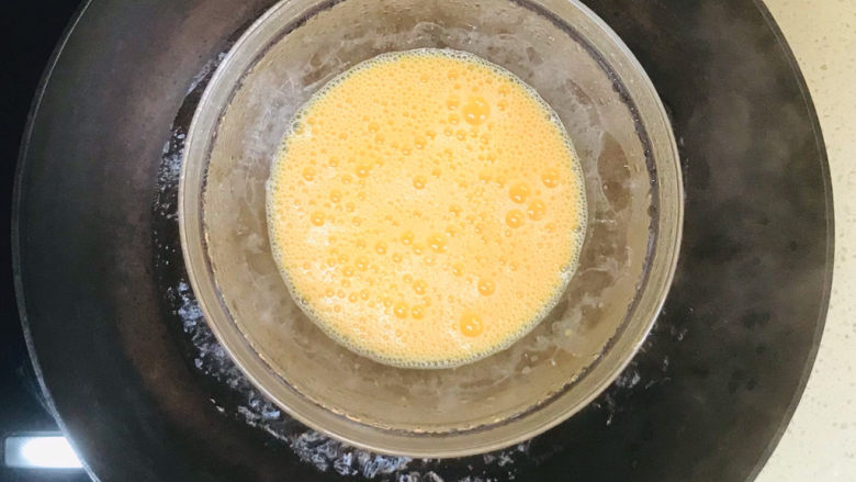 奶油葡萄干冰激凌,加入锅里,隔水加热至冒泡后,移出来,等待自然冷却