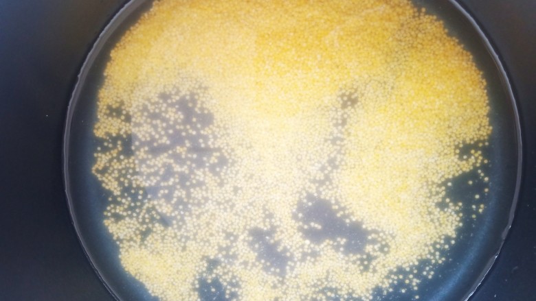 红枣小米燕麦粥,倒入锅中，加入适量清水炖煮。