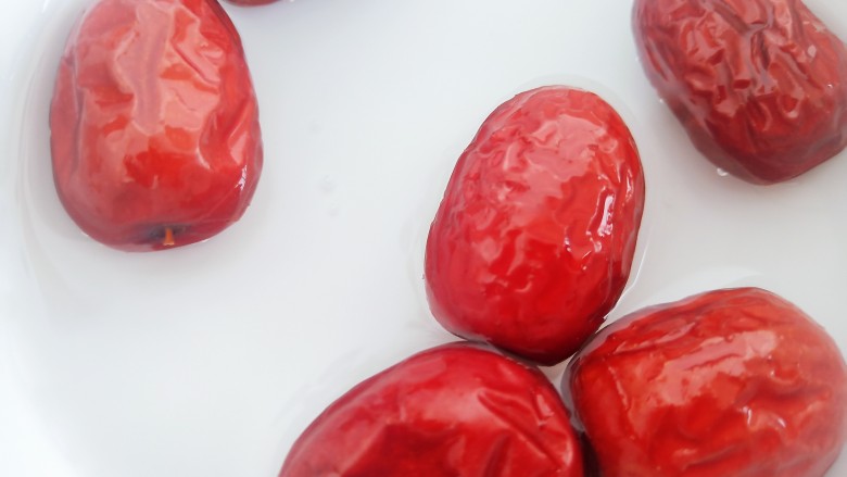 红枣小米燕麦粥,清洗干净。