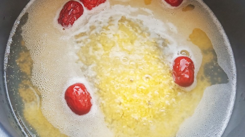 红枣小米燕麦粥,加入锅中一起炖煮。