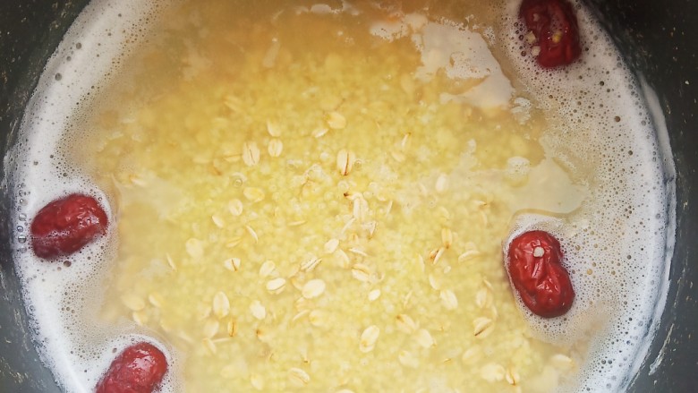 红枣小米燕麦粥,小米粥快熬好的时候加入。