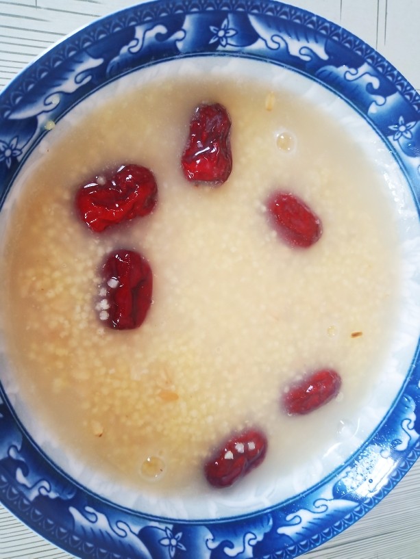 红枣小米燕麦粥,再炖煮5分钟即可。