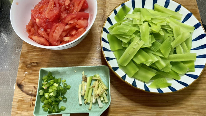 番茄炒莴笋,全部食材准备好