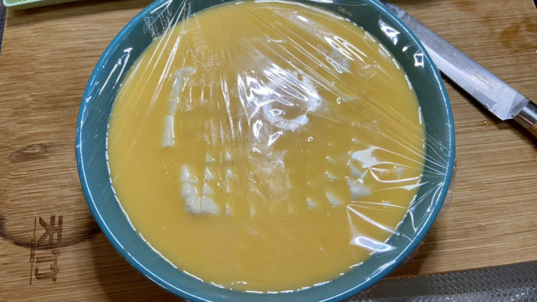 水嫩蒸蛋➕虾皮榨菜豆腐蒸水蛋,蒙上保鲜膜,牙签戳一些小眼