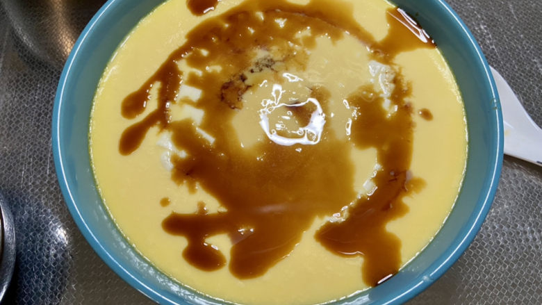 水嫩蒸蛋➕虾皮榨菜豆腐蒸水蛋,鸡蛋蒸好取出,去除保鲜膜,浇上一汤匙<a style='color:red;display:inline-block;' href='/shicai/ 788'>生抽</a>