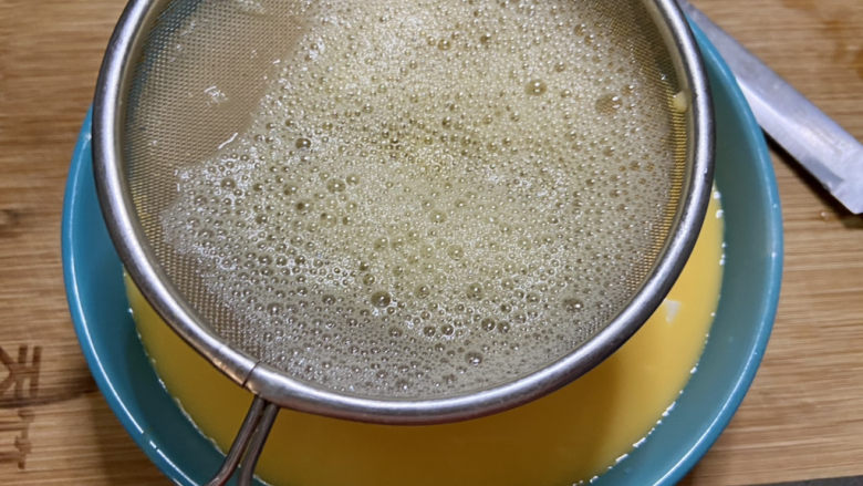 水嫩蒸蛋➕虾皮榨菜豆腐蒸水蛋,过筛两次,第二次过筛直接淋入豆腐的碗中