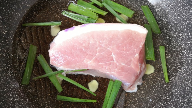 豆角焖肉,<a style='color:red;display:inline-block;' href='/shicai/ 968'>后腿肉</a>凉水入锅,加入葱段和姜片烧开焯水。