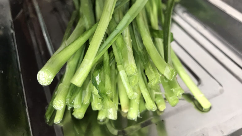烤韭菜,韭菜摘洗干净,切去根部